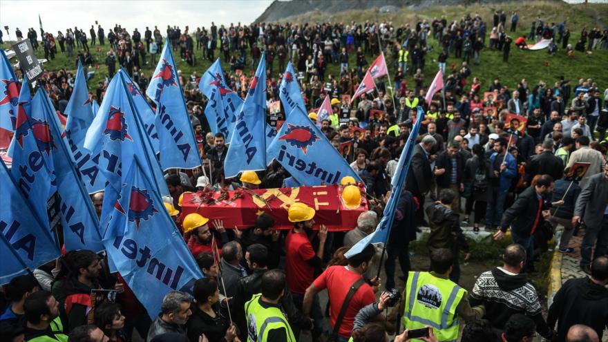 Miles de Manifestantes Gritan en Turquía “Erdogan Asesino”